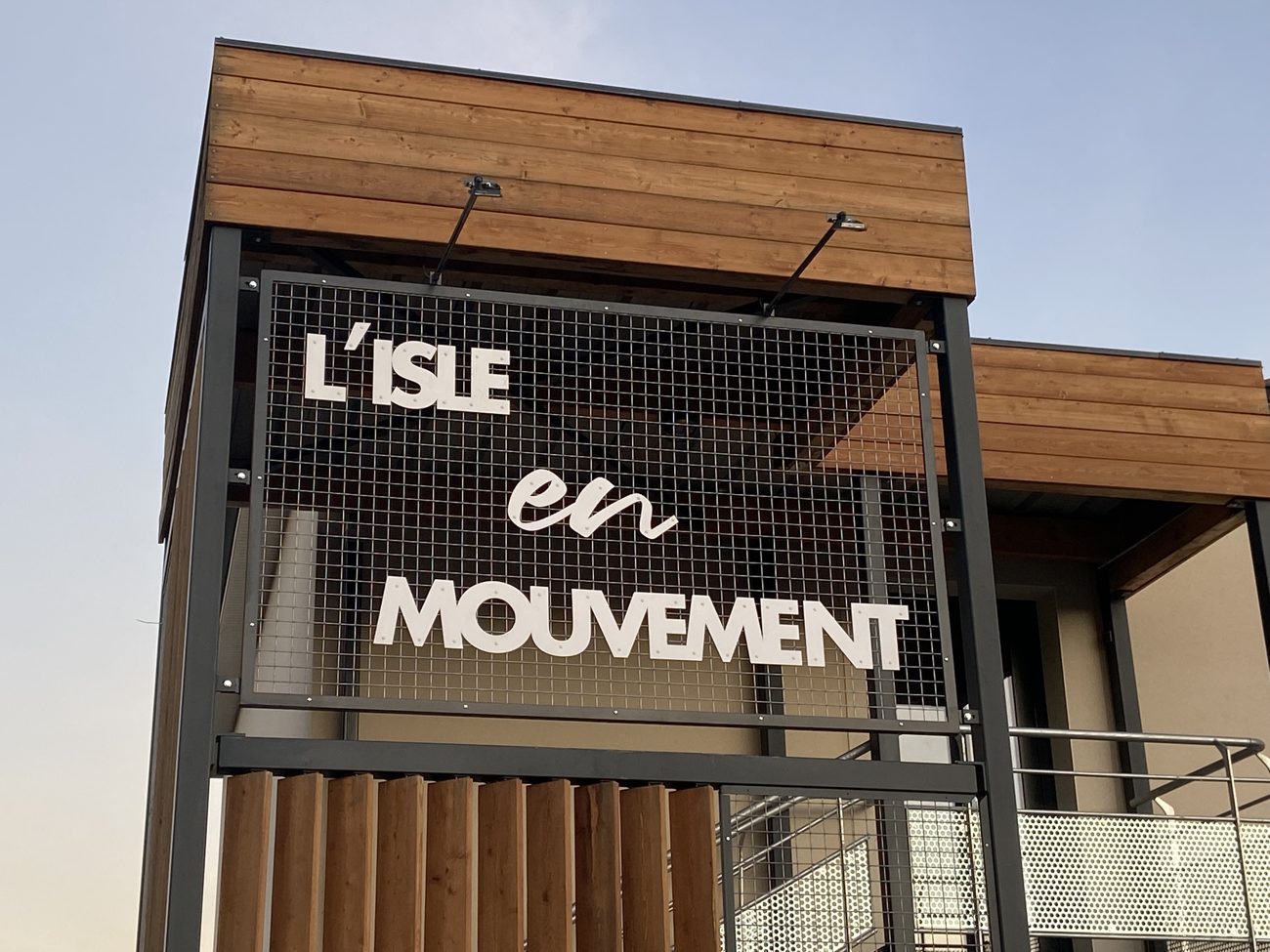 Le bâtiment de L'Isle en Mouvement à L'Isle-Jourdain au coucher du soleil