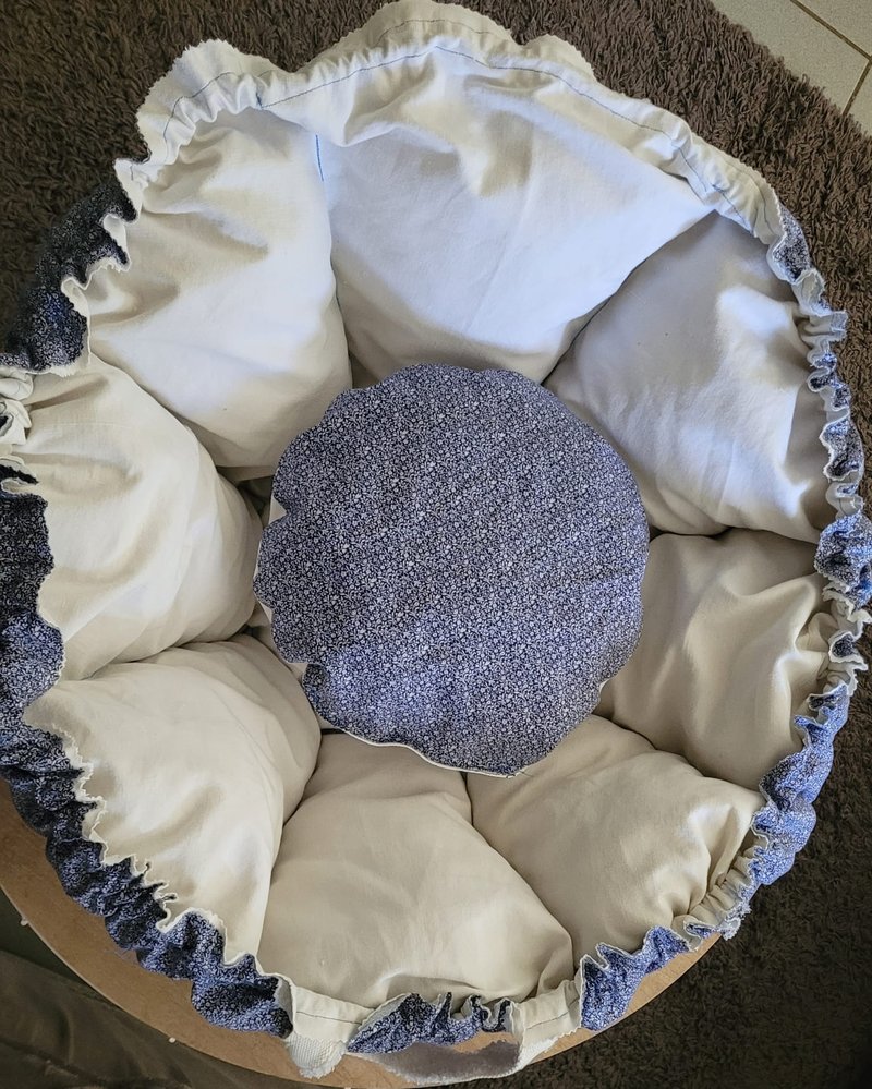 Marmite norvégienne en tissu ouverte avec son coussin, atelier à L'Isle-Jourdain