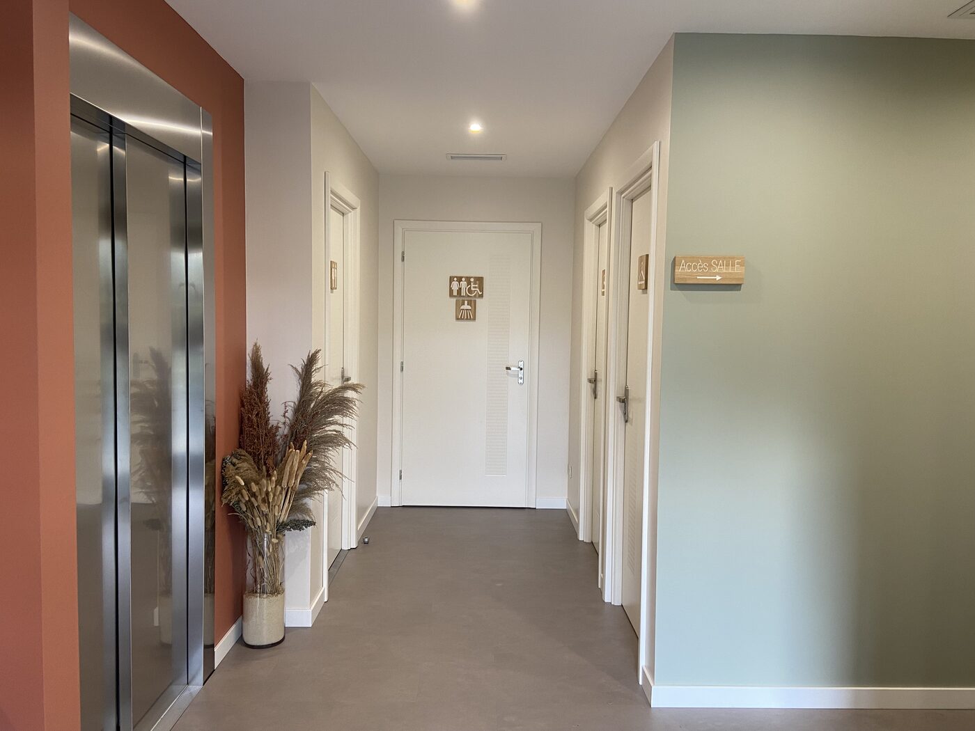 Couloir d'accès avec WC PMR et ascenseur