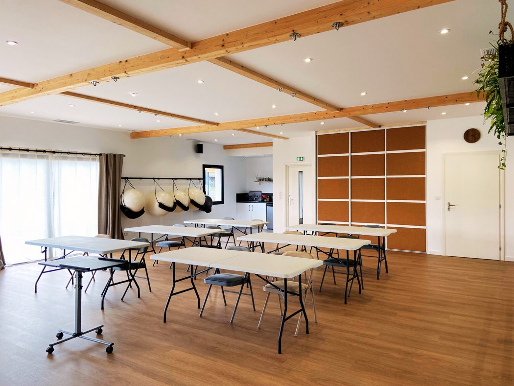 Grande salle de formation avec tables et chaises